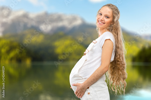 Cuadros en Lienzo Portrait of the young happy smiling pregnant woman