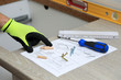 Pracownik pokazuje palcem na rysunku technicznym do montarzu mebli.