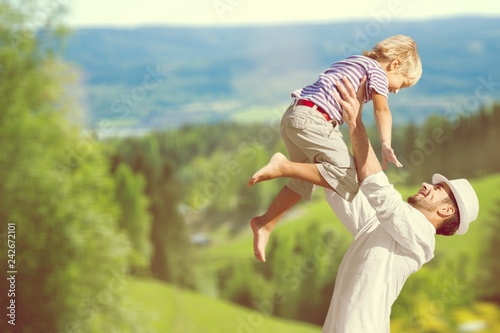 Fotografia Family happy outside sunset vacation lifestyle hug