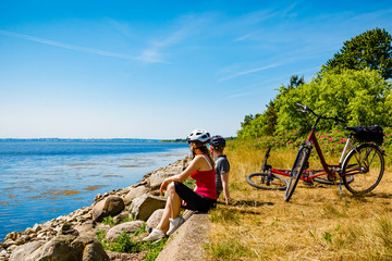 Wall Mural - Healthy lifestyle - people resting with bicycles