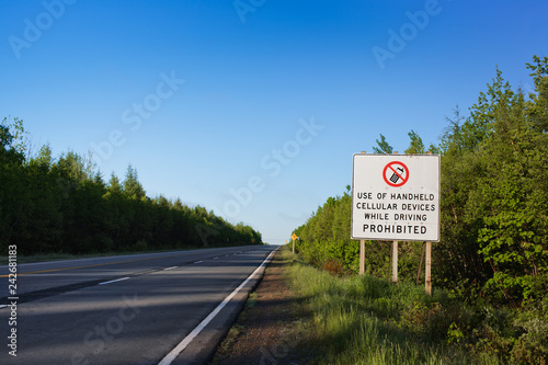 Fotografía Highway sign prohibiting use of handheld cellular devices while driving