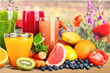 Canvas Print - Fresh ripe healthy fruits and juices in glasses