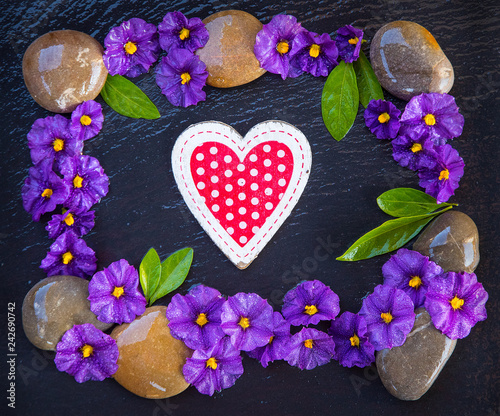 corazon de papel rodeado de flores