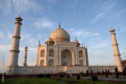 Fotografie, Obraz Late afternoon sunlight at the white Makrana marble tiles of the Taj Mahal, Agra, India