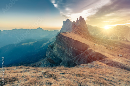 epicki-mglisty-poranek-krajobraz-alp-dolomitow-majestic-seceda-peak-tyrol-wlochy-europa