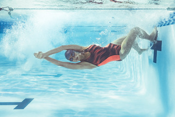 Wall Mural - Swimmer in action inside swimming pool