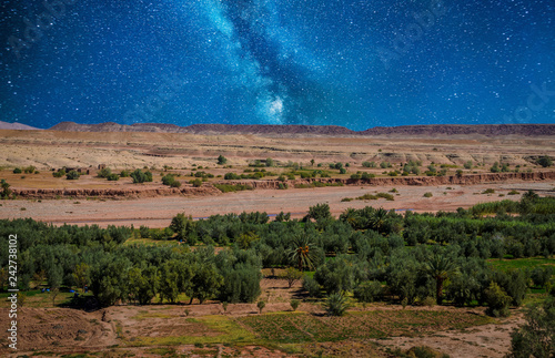 Fotografía Night desert landscape with Atlas Mountains near Kasbah Ait Ben Haddou, Morocco