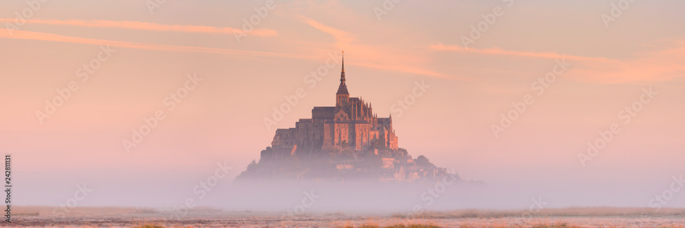 Le Mont Saint Michel in Normandy, France at sunrise - obrazy, fototapety, plakaty 