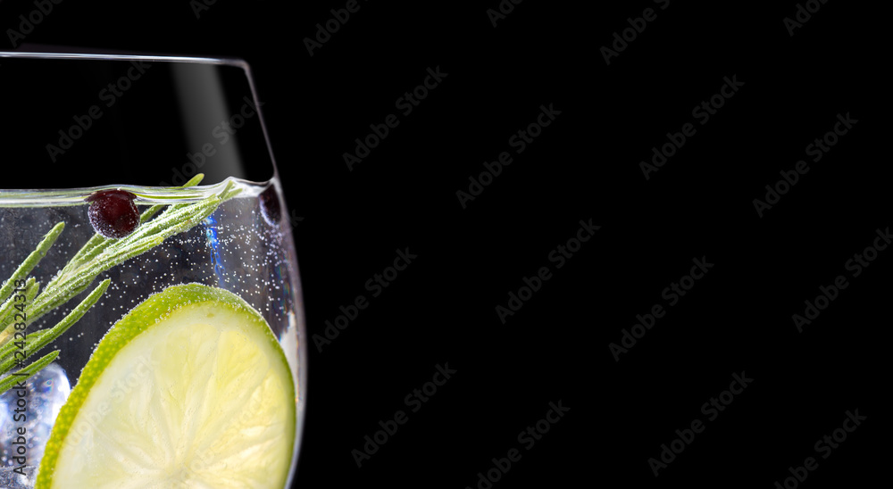 Close up of gin tonic glass on black background - obrazy, fototapety, plakaty 