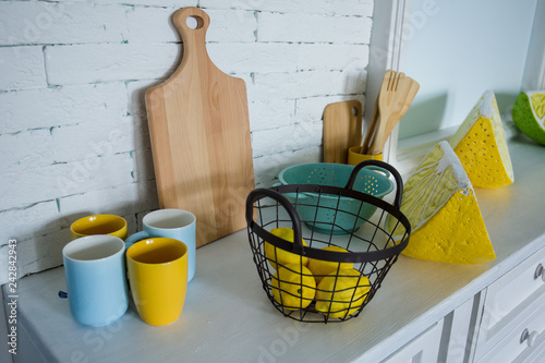 Fotografia basket with yellow lemons on the stand