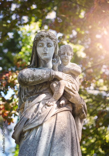 Fotografía Ancient statue of the Virgin Mary with Jesus Christ