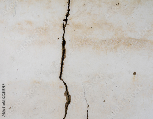 Fotografie, Obraz Large crack opening up on plastered wall of old building