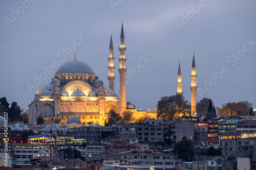 Fotografía Illuminated Suleymaniye Mosque in Istanbul during the blue hour.