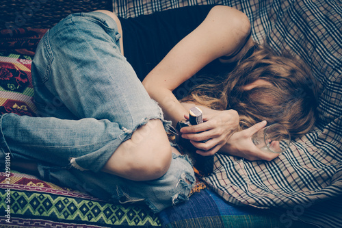 Fotomural Young drunk woman on the sofa