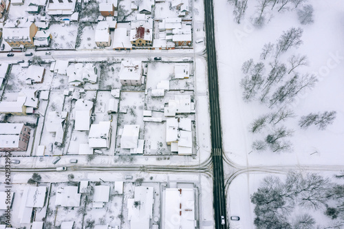 Plakat zimowy krajobraz. Przedmieście osiedle mieszkaniowe pokryte śniegiem. widok z lotu ptaka