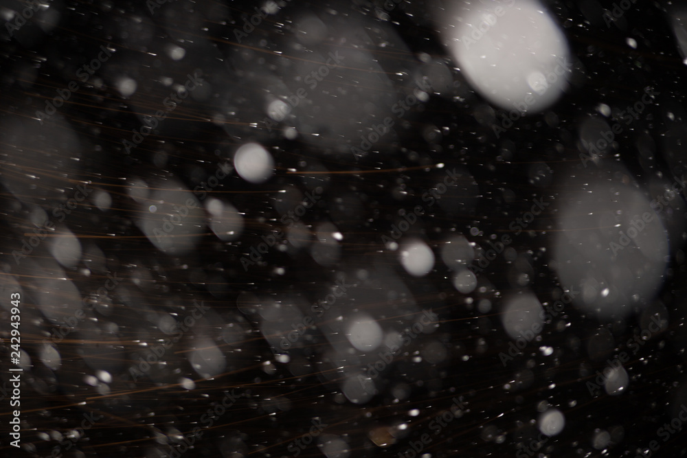 Background of falling snowflakes in the light of a lantern. - obrazy, fototapety, plakaty 