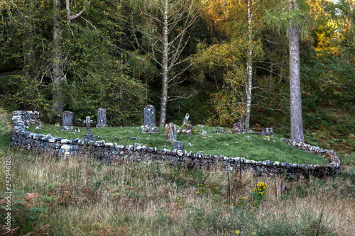 Photographie Old Graveyard with Graves of Stone in Loch Garry Highlands in Scotland