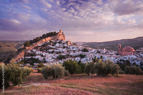 Foto Beautiful panoramic view of an spanish village with olives fields during a cloud