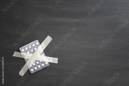 Fotografía pills antidepressants glued with adhesive tape