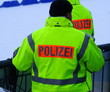 canvas print picture - Polizisten in dicker Jacke im Wintereinsatz