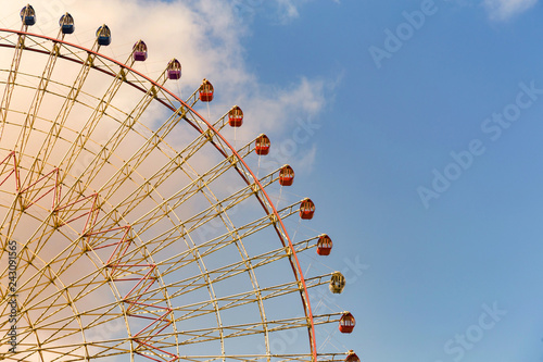 Fotomural Modern ferris wheel with blue sky background
