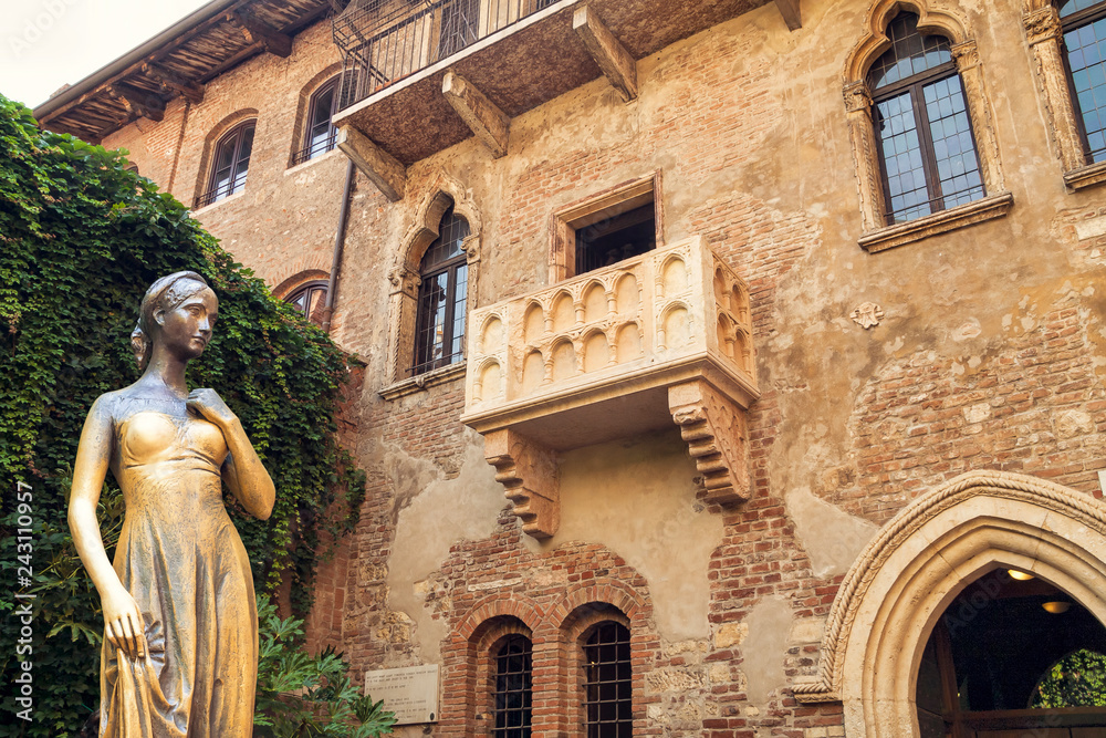  Bronze statue of Juliet and balcony by Juliet house, Verona, Italy. - obrazy, fototapety, plakaty 