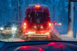 Autos und LKWs im Stau auf winterlichen Straßen nach  Schneefall und Kälteeinbruch