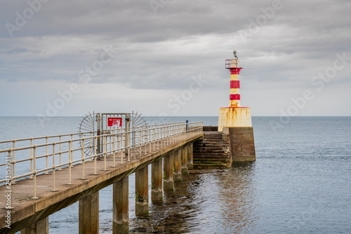 Photographie The Pier Lighthouse in Amble in Northumberland, England, UK, seen from the South