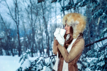 Wall Mural - Drinking tea in the winter park