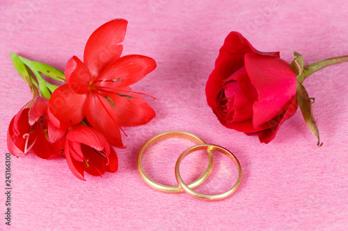 Fleur Et Rose Rouge Et Alliance Pour La Saint Valentin Buy