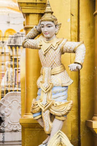 Foto Buddha statue in Shwedagon temple of Yangon, Myanmar