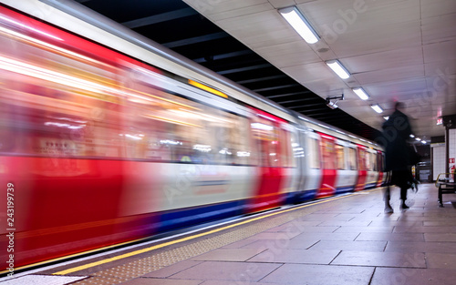 Fotomural Moving train, motion blurred, London Underground - Immagine