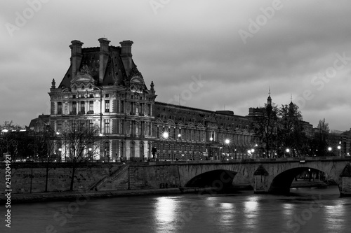 Fotografía Paris, France - January 12, 2018: Louvre museum viewed from Orsay quay