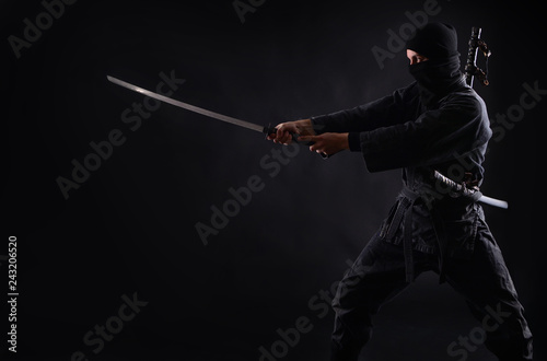 Dekoracja na wymiar  ninja-samuraj-wojownik-na-ciemnym-tle