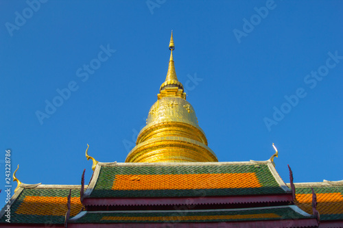 Foto Golden pagoda and temple roof in Thai temple with blue sky background