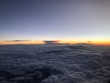 Wunderschöne Wolken beim Sonnenuntergang über Mexiko aus einem Flugzeug heraus 