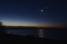Conjunction Between Moon And Venus, Mars Can Also Be Seen Closer To The Horizon.