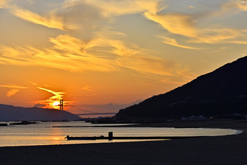 Wall Mural - 明石海峡大橋と砂浜と夕日