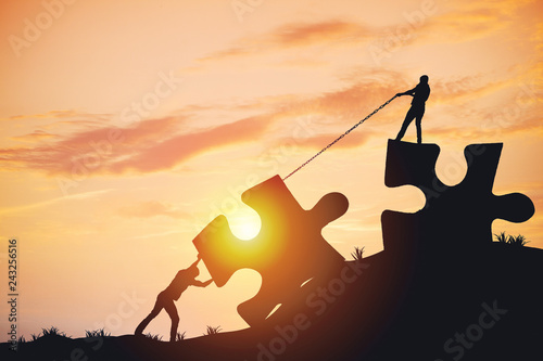 Fotomural Silhouette people helping to connect jigsaw and puzzle to success