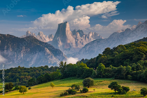 Fotografia  Naranjo de Bulnes known as Picu Urriellu in Asturias, Spain