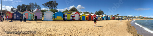 Fotografía BRIGHTON BEACH, AUSTRALIA - SEPTEMBER 7, 2018: Panoramic view of colourful Beach Huts
