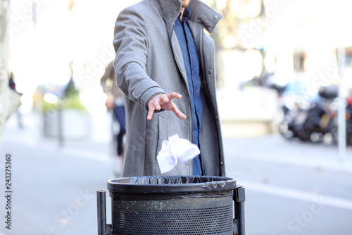 Cuadros en Lienzo Man hand throwing paper into trash bin