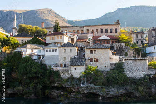 Photographie Beautiful historic houses on the banks of the Neretva River in the Old Town of Mostar