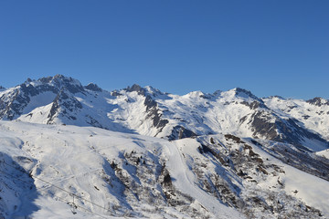 Paysage de montagne enneigée de la station de ski de Valmorel dans les Alpes, station de ski, France