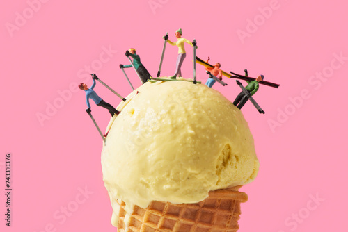 Fotomural miniature skiers on an ice cream