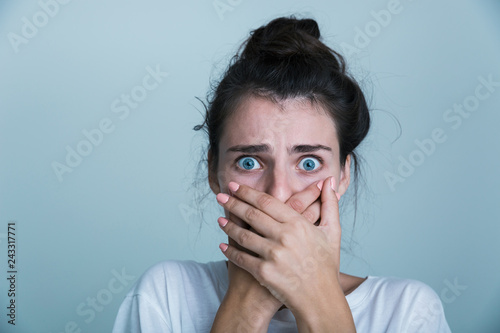 Fotografía Close up of a shocked young woman wearing tank shirt