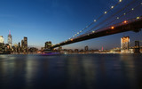 Fototapeta Nowy Jork - View from the sea on the evening of New York and the bridge
