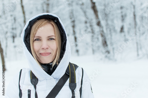 Fotografía A middle aged woman with a hood on in the winter.