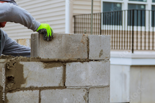 Fotografía masonry worker make concrete wall by cement block and plaster at construction si