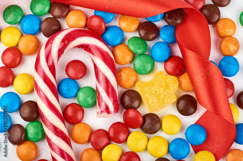 Fotografía Abstract pattern with round color candy on background